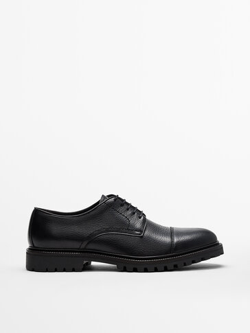 נעלי עור בצבע שחור עם סוליית טרקטור