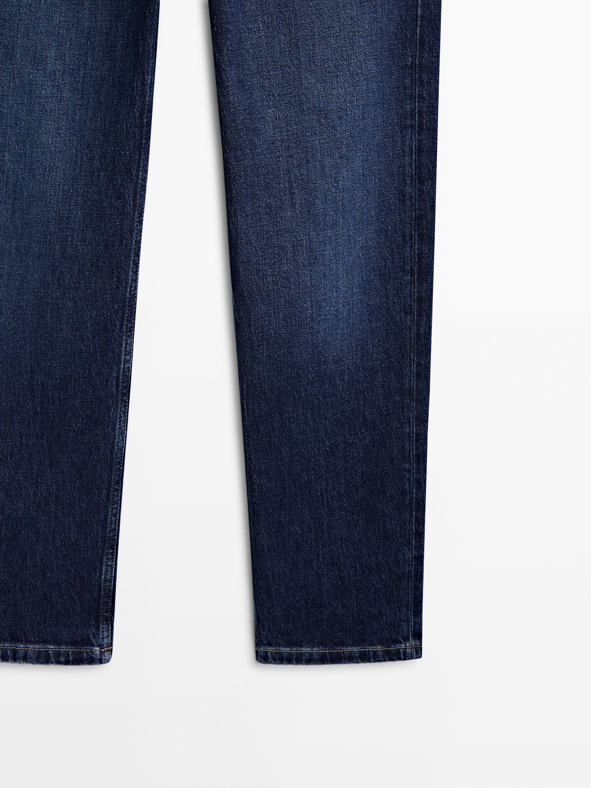 Jeans tiro medio corte recto confort