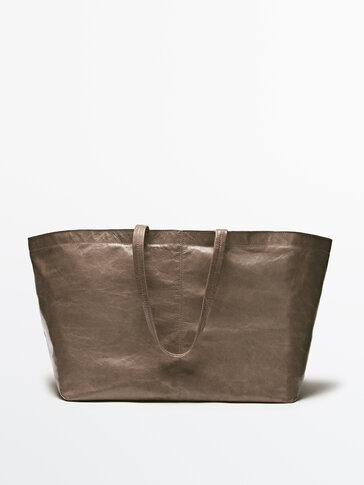 El bolso gigante de rafia de Massimo Dutti que se ha puesto de moda