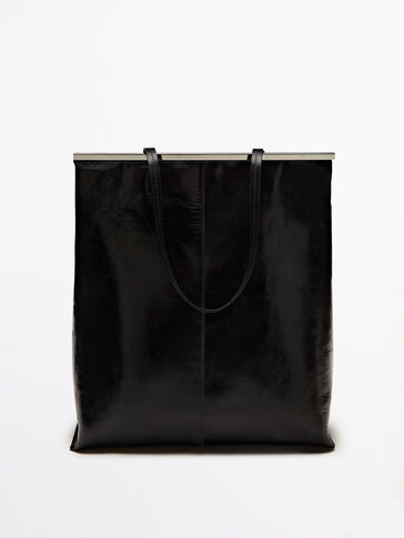 El bolso gigante de rafia de Massimo Dutti que se ha puesto de moda