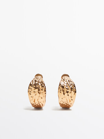 Irregular gold-plated textured hoop earrings - Studio