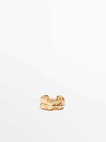 Textured ring with raised detail - Studio