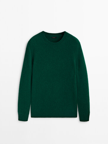 Ribbed-finish crew neck knit sweater