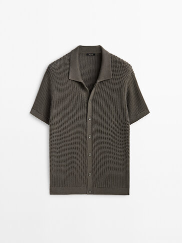 Camisa de malha croché com manga curta e botões