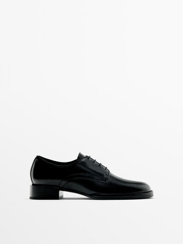 Flat lace up shoes