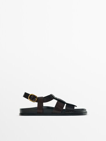 Flat sandals with wide straps