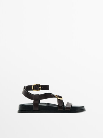 Flat strappy sandals with buckle