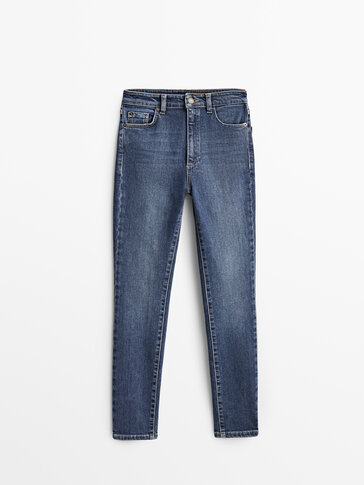Úzké džíny s vysokým pasem