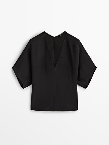 Μαύρη μπλούζα με λαιμόκοψη V