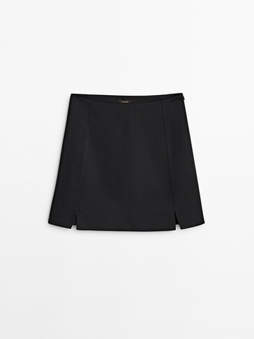 Short skirt with slits