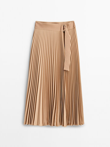 Pleated skirt with topstitched waistband