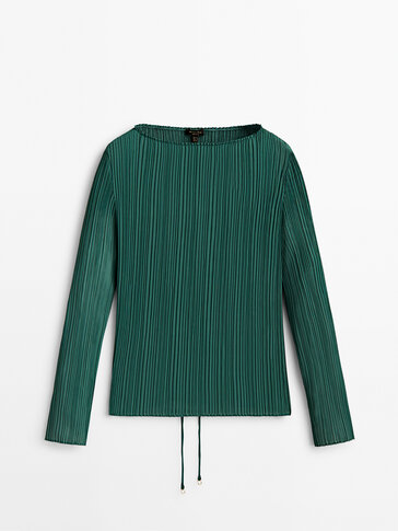 Pleated shirt with cord at the back