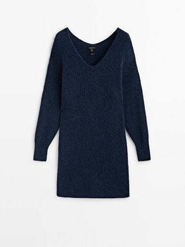 Short knit V-neck dress