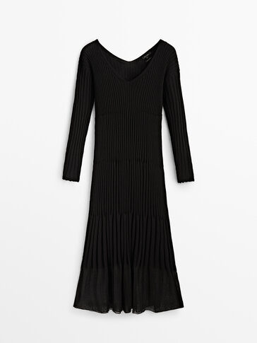 Длинное черное платье в рубчик с V-образным вырезом