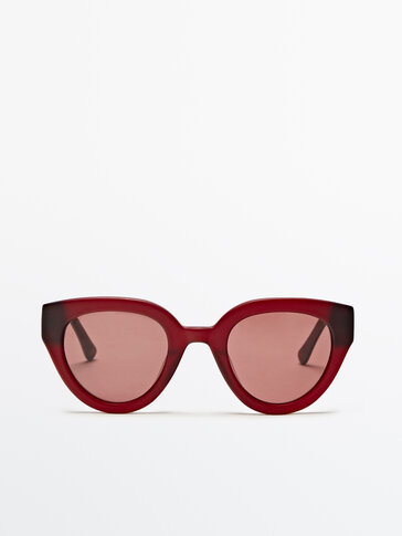Kacamata hitam merah anggur oval