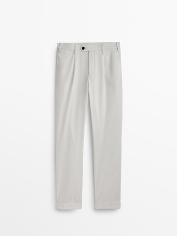 Spodnie chinosy o kroju relax fit z zakładkami − Limited Edition