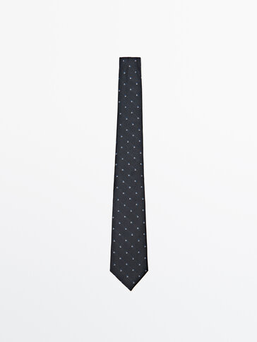 עניבה עם עיצוב פסים כפול