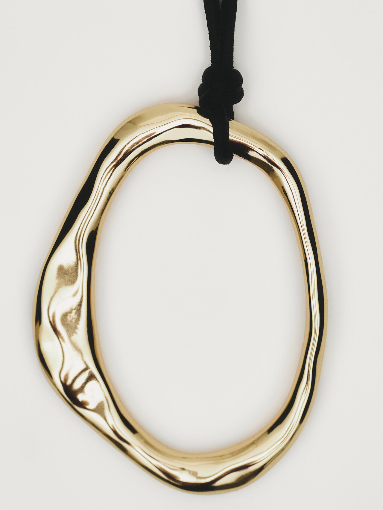 Schleifen-Halskette aus Leder mit ovalem Anhänger