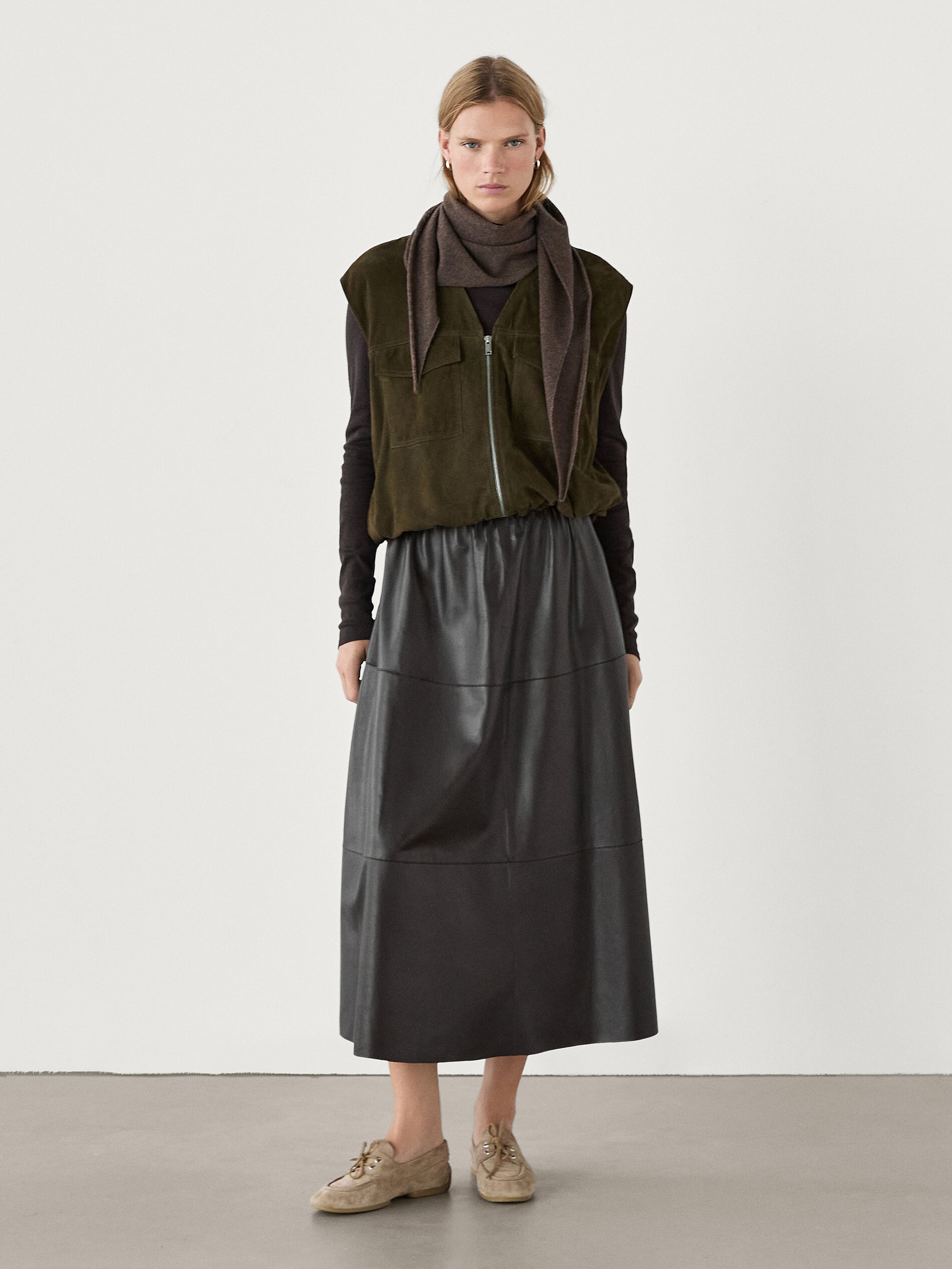 Suede leather gilet with pockets · Green · Skirts | Massimo Dutti