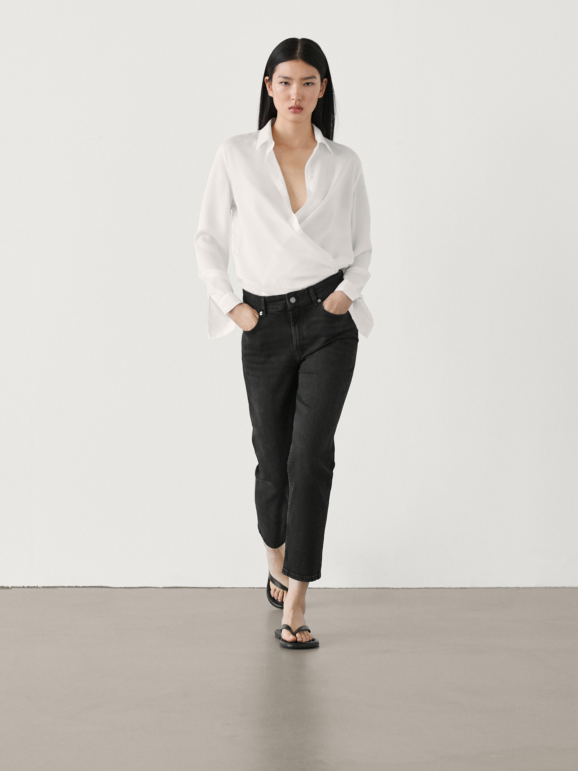 Shop Massimo Dutti Cropped-jeans Im Slim-fit Mit Halbhohem Bund In Schwarz