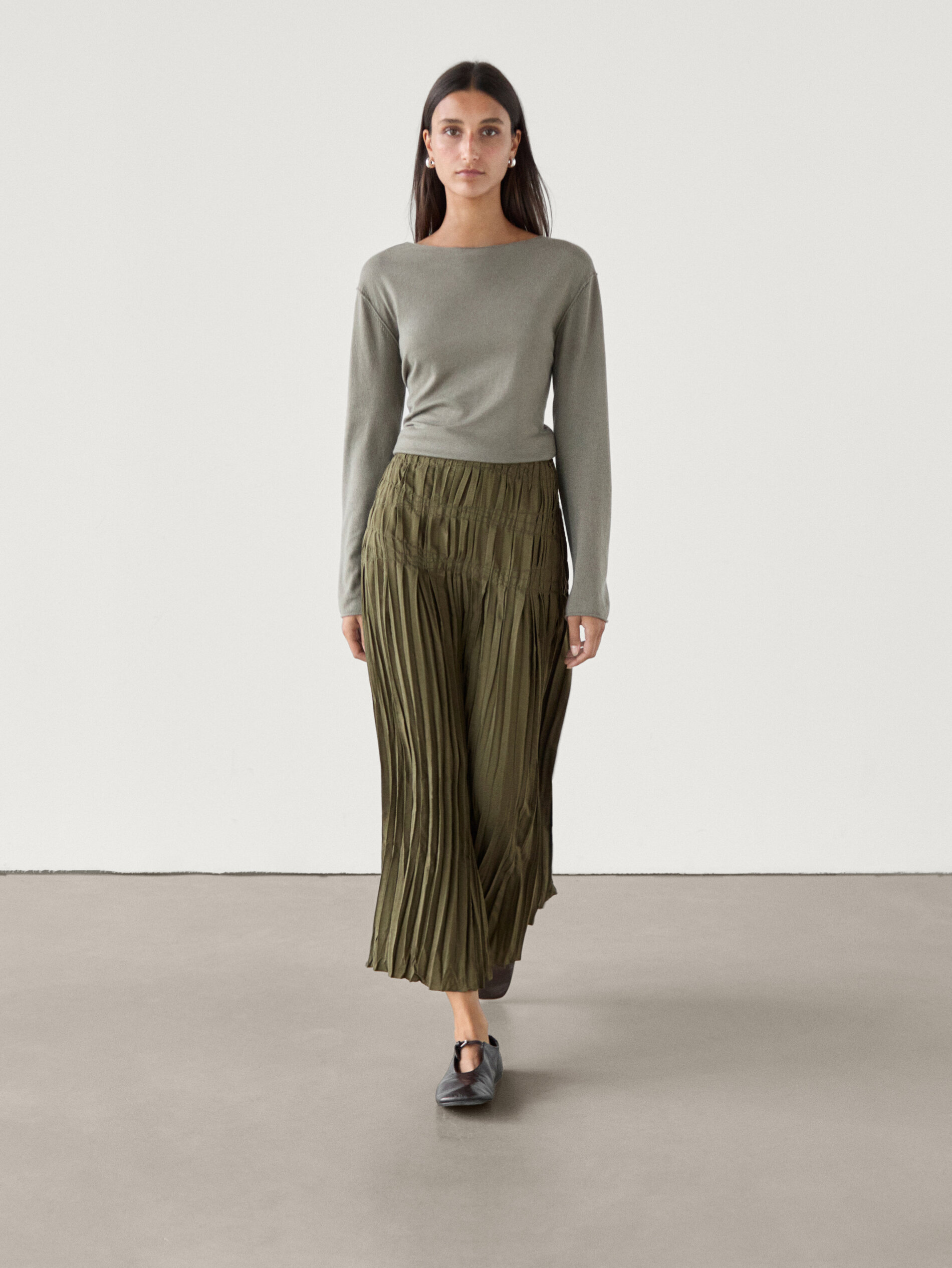 Long pleated skirt · Green · Smart / Skirts Massimo Dutti