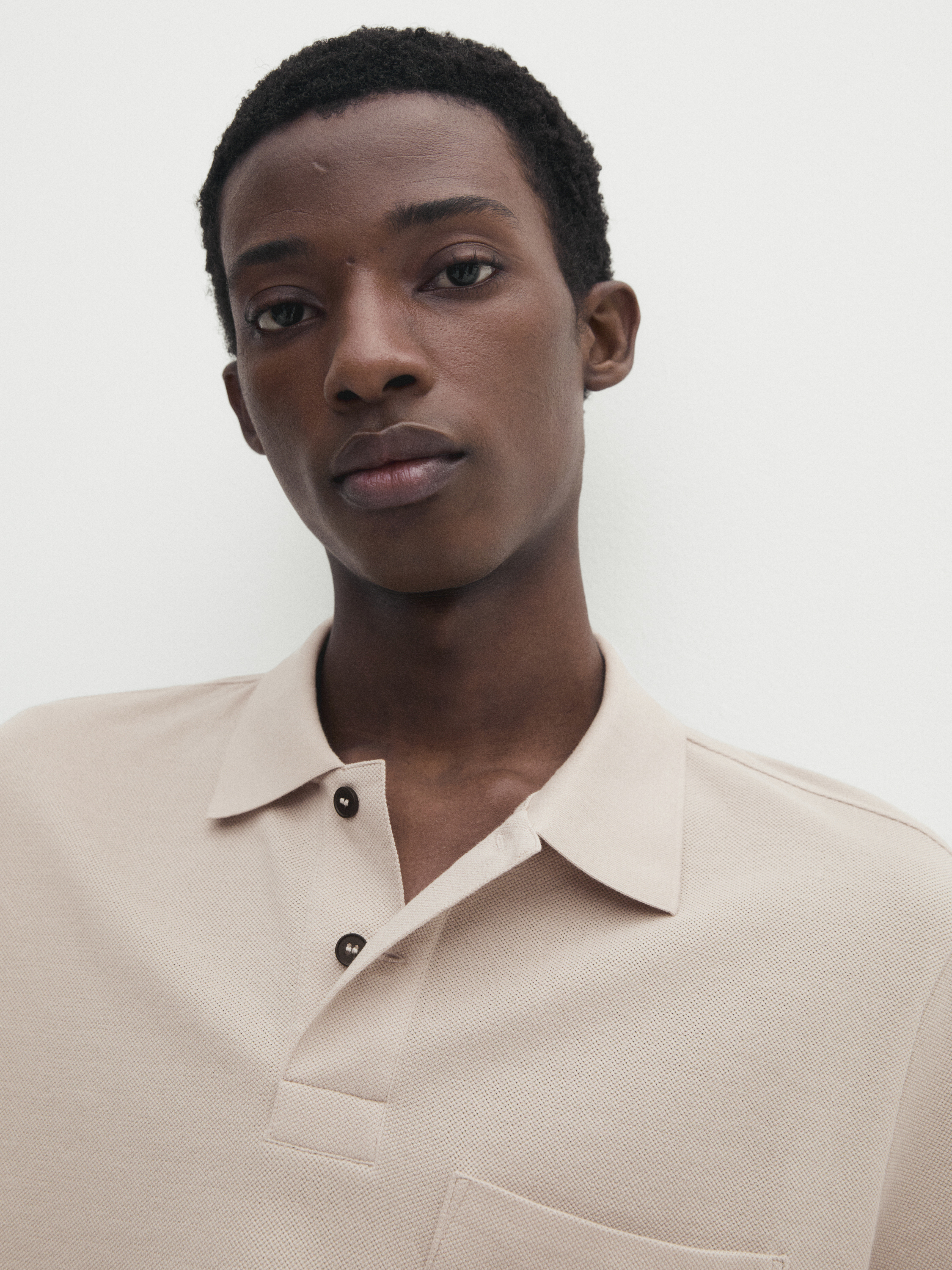 Textured cotton polo shirt with pocket detail_10