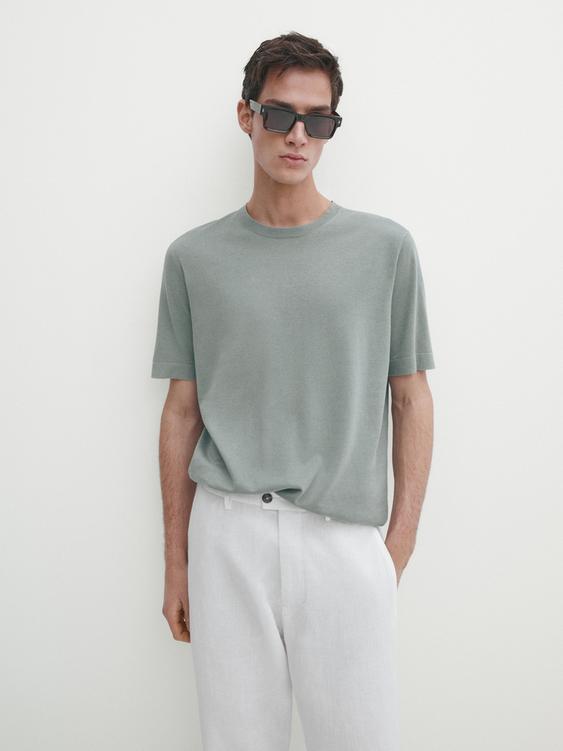 Tenue: Blouson aviateur bleu marine, Pull à col rond rouge, Jean bleu Tenue: Blouson aviateur bleu marine, Pull à col rond rouge, Jean bleu