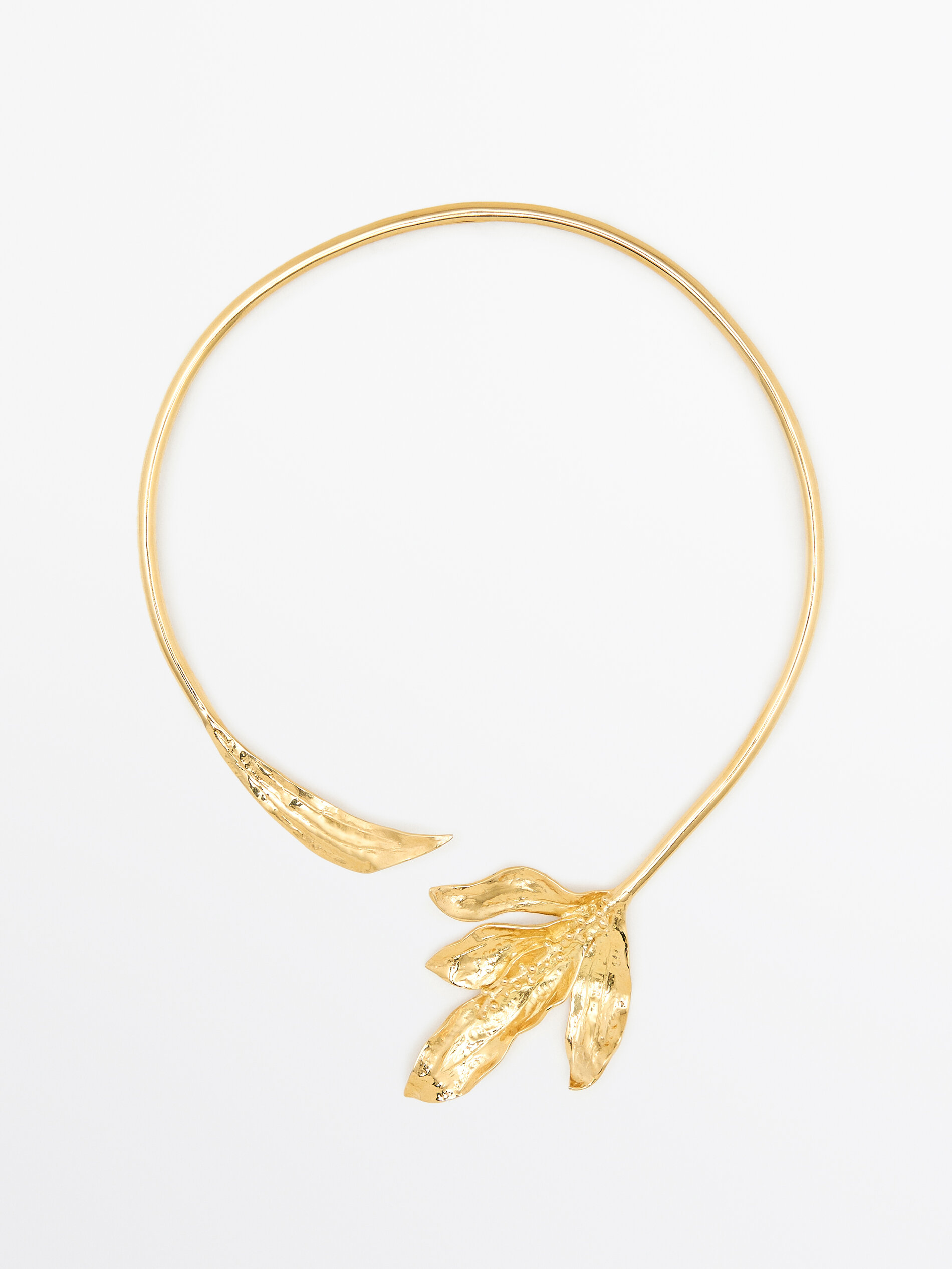 Choker necklace with flower detail · Golden · Accessories 