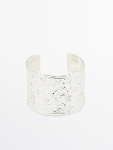 Textured rigid bracelet