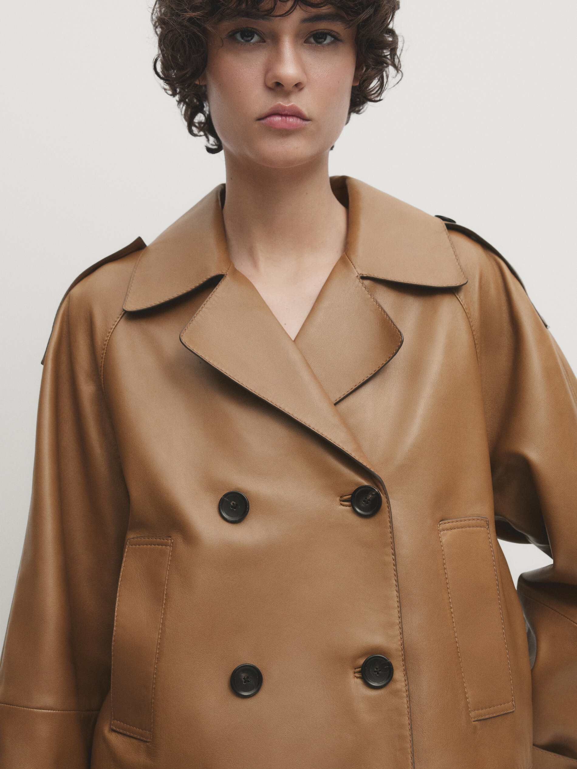 Short nappa leather trench coat · Camel · Skirts | Massimo Dutti