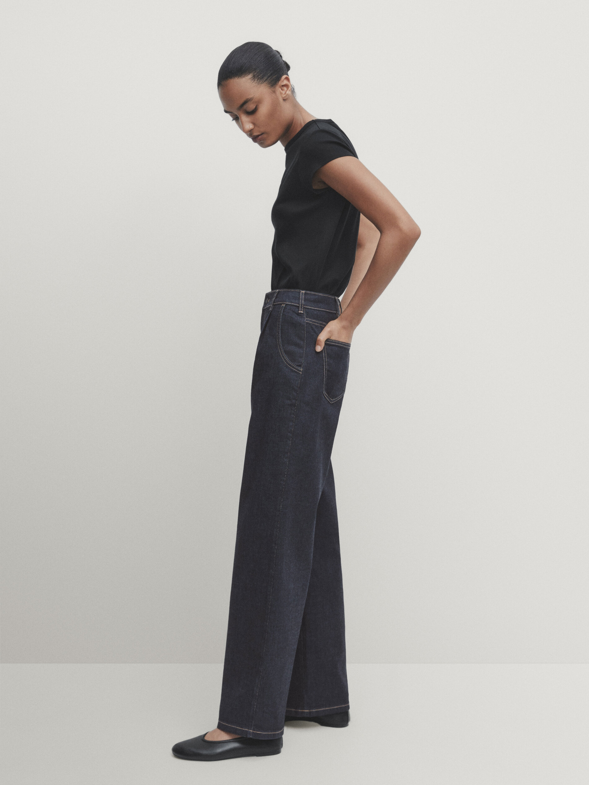 Mid-rise wide-leg jeans with darts