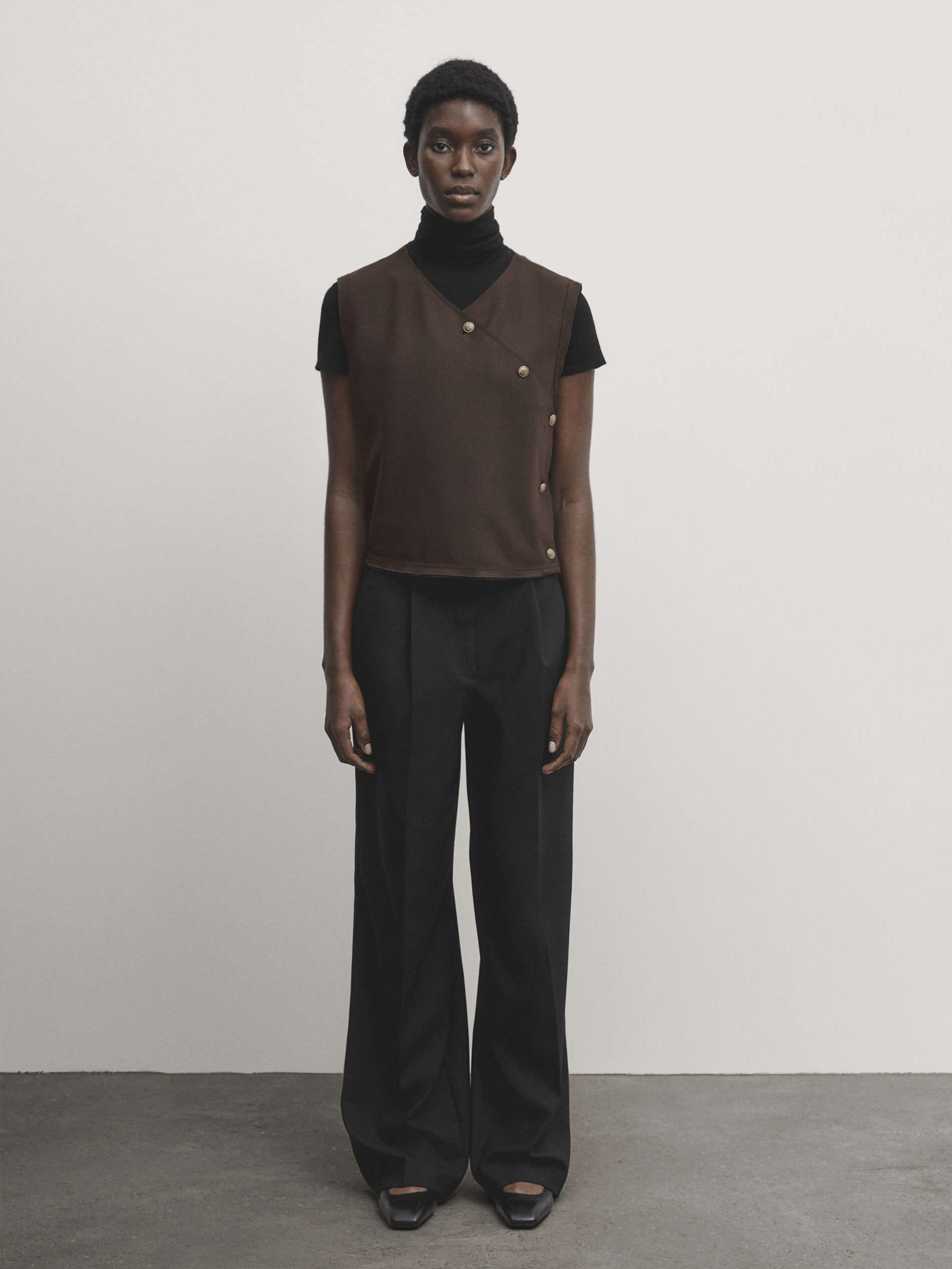 Oberteil mit goldfarbenen Knöpfen · Braun · Hemden | Massimo Dutti