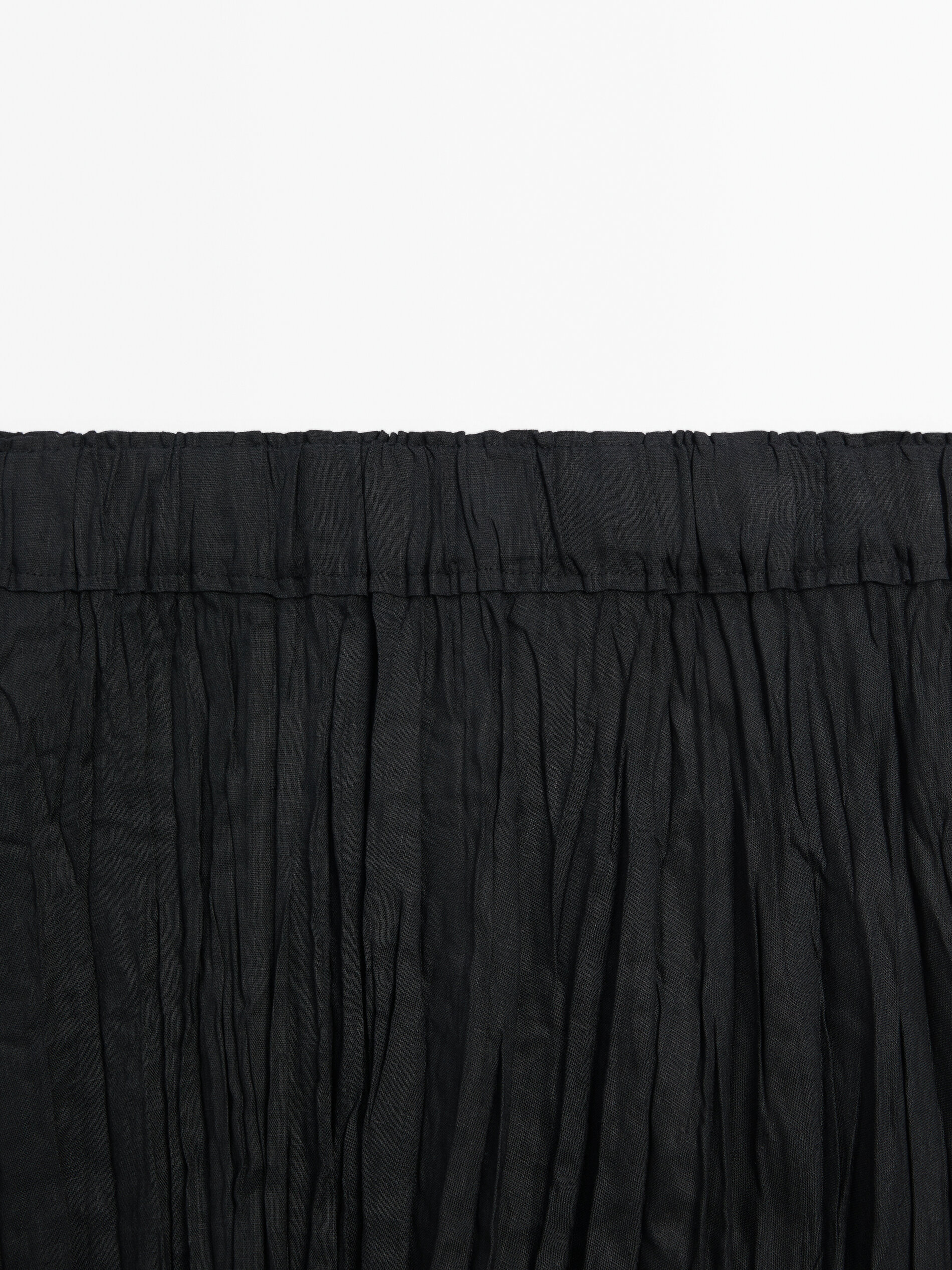 Falda midi negra plisada