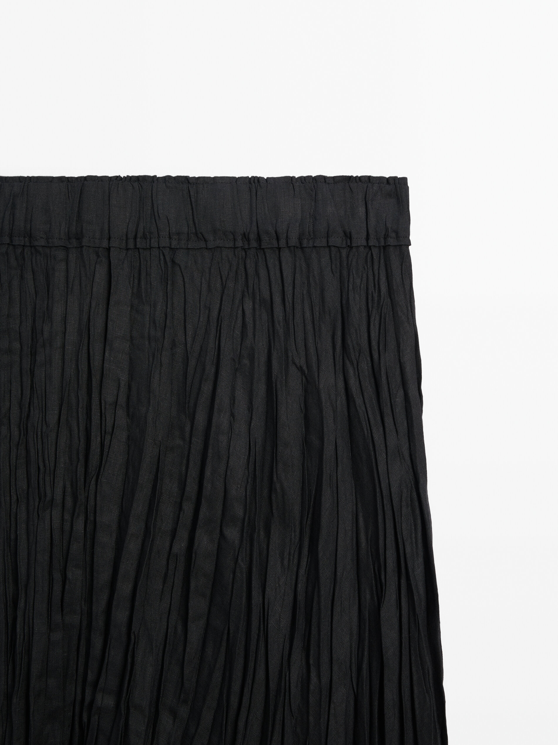 Falda midi negra plisada
