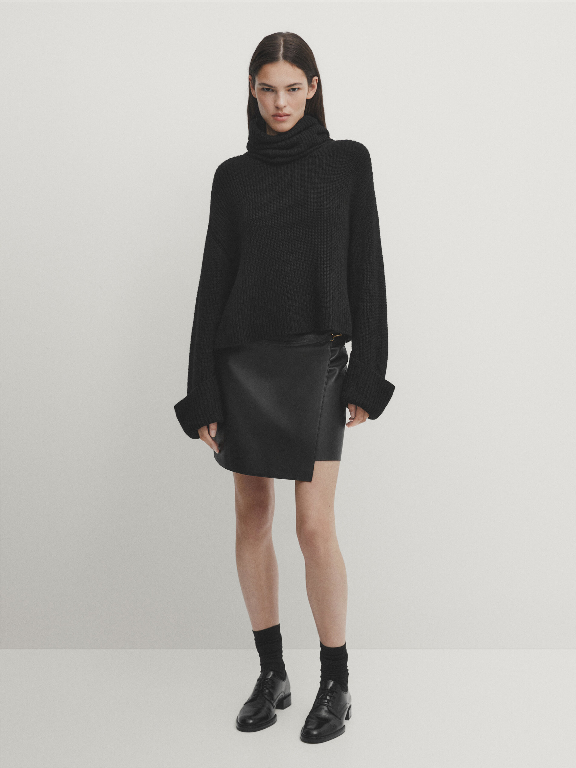 Black nappa leather mini skort · Black · Skirts | Massimo Dutti