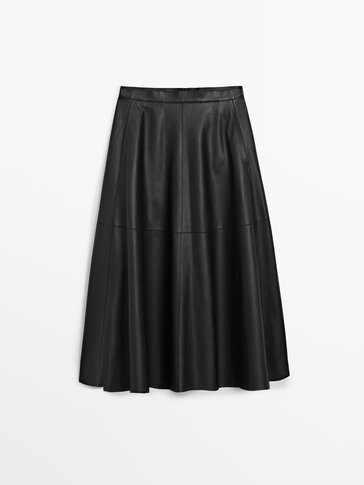 חצאית עור נאפה בצבע שחור