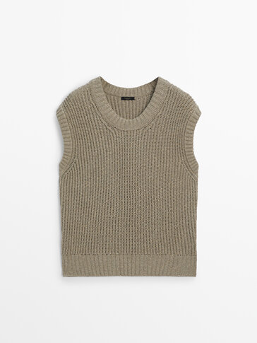 Knit vest with a crew neck and ribbed detail