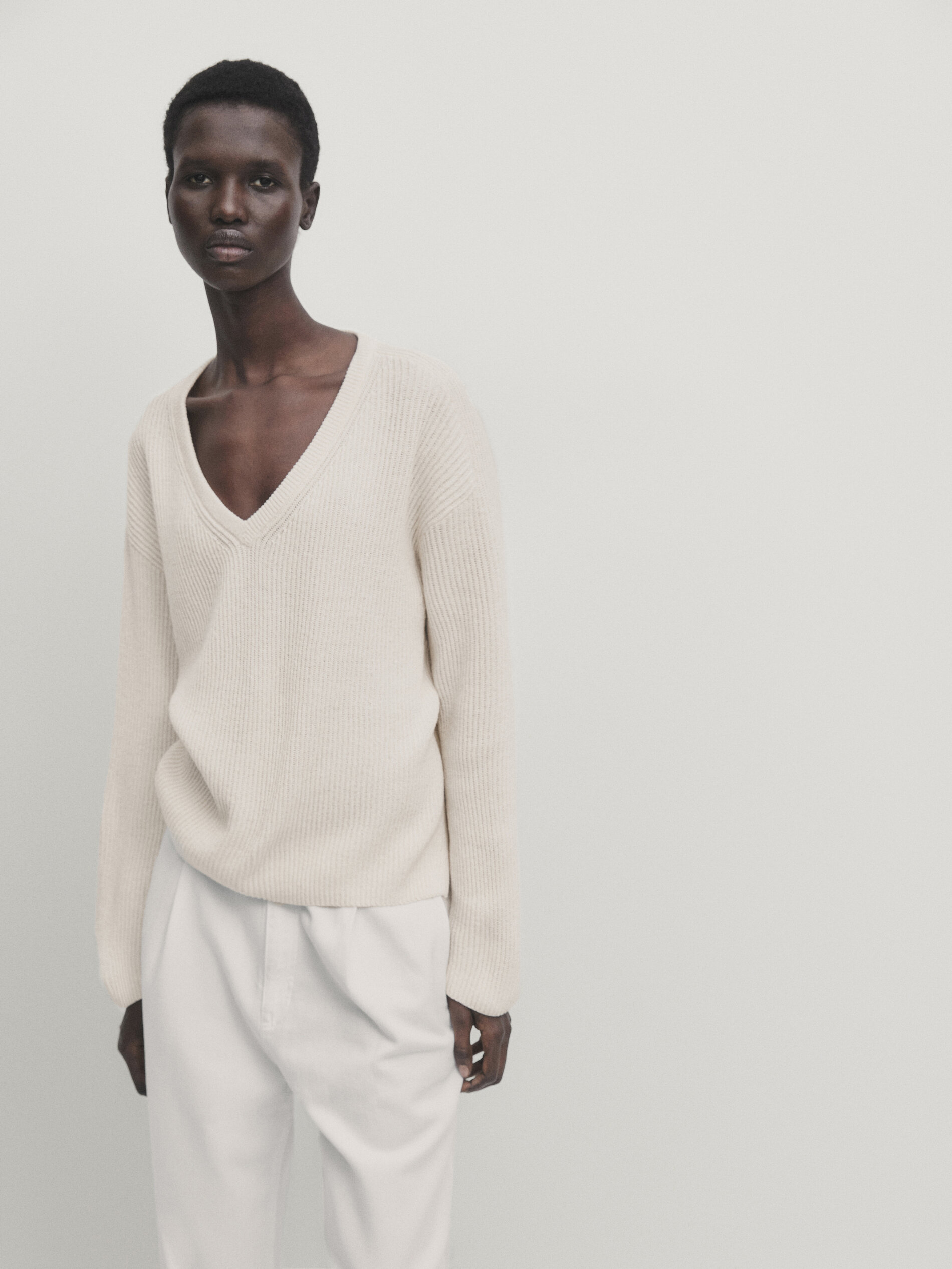 White v 2024 neck sweater