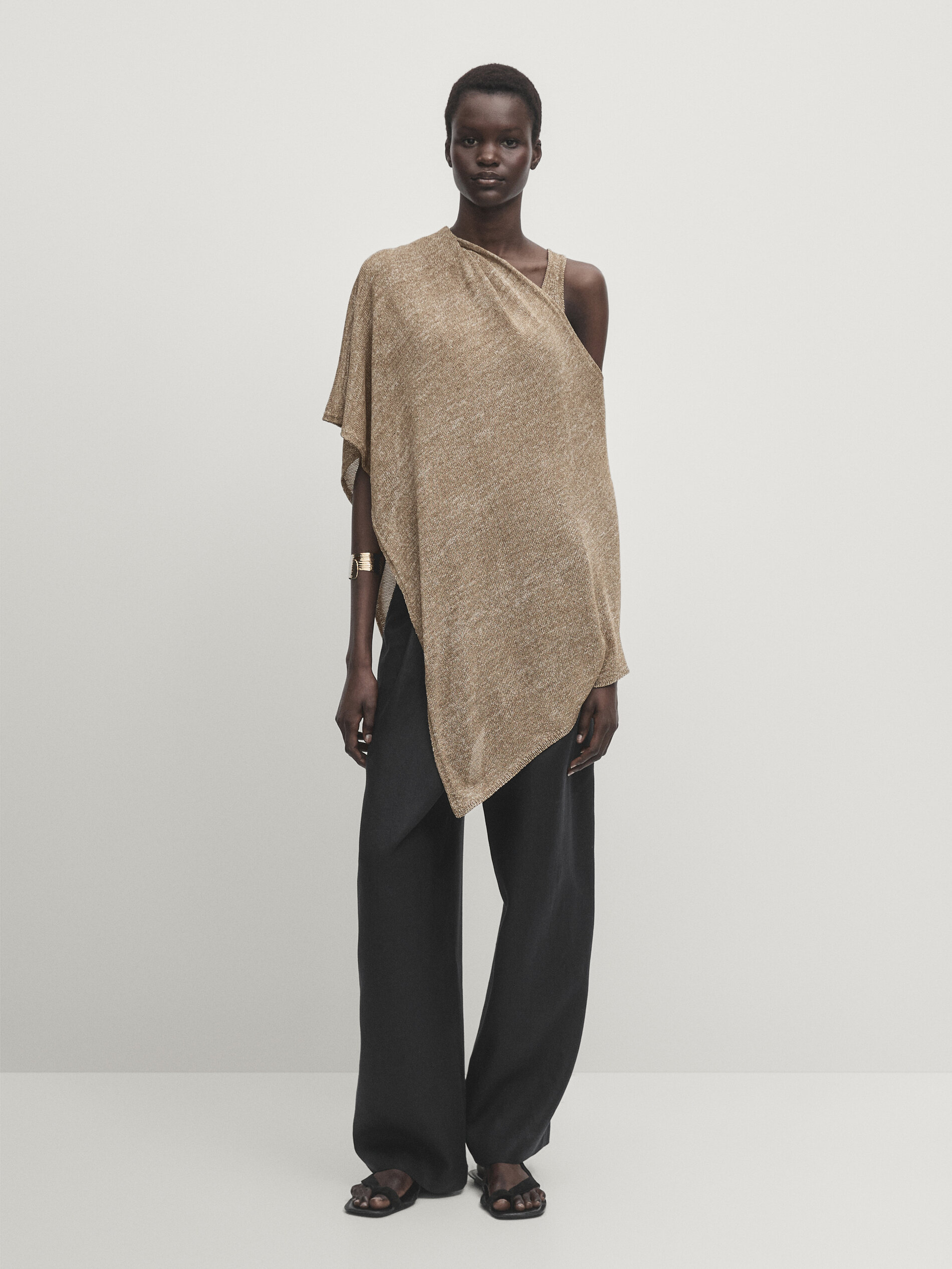 Shop Massimo Dutti Strickcape Kurz In Sand