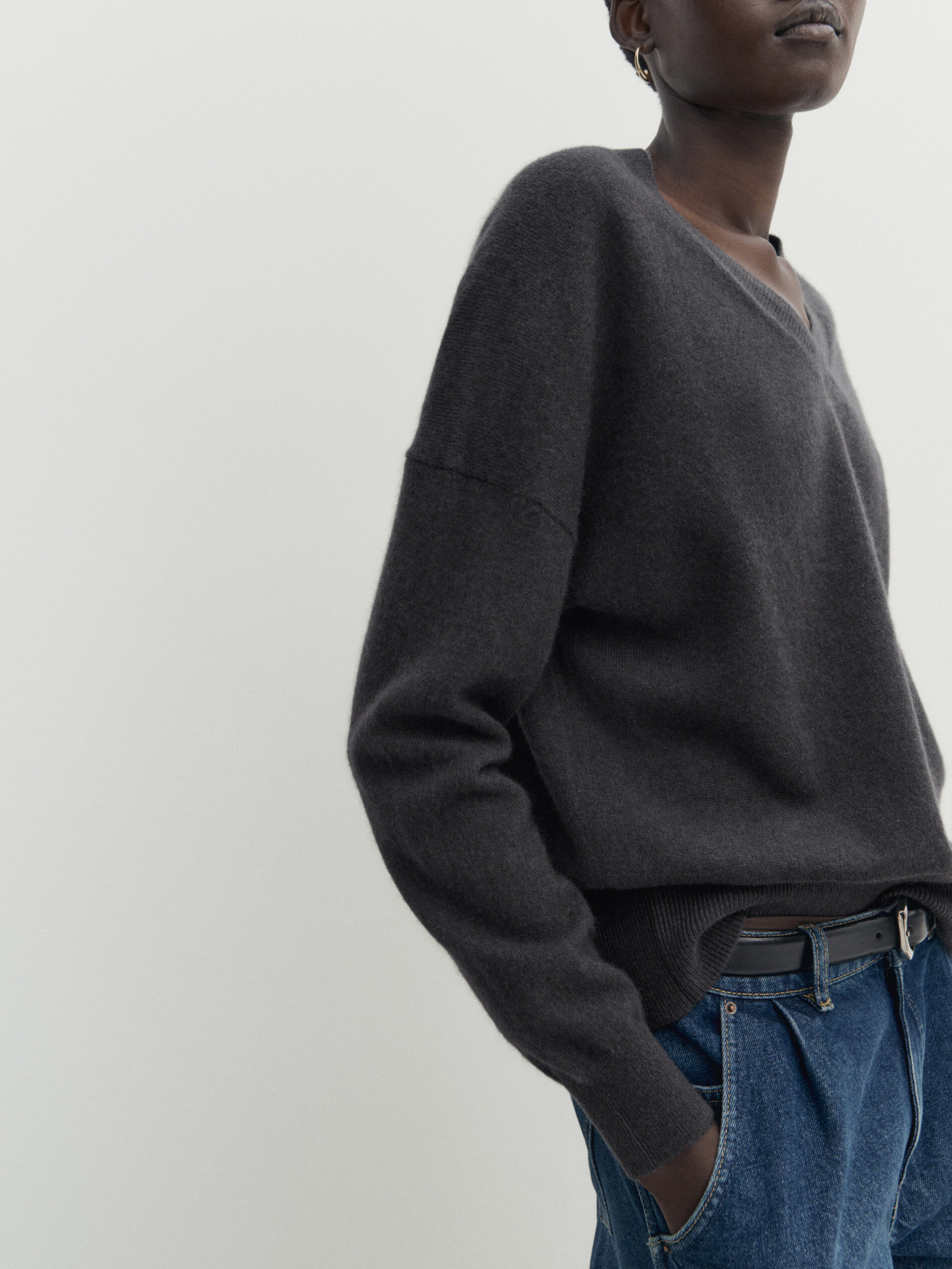 100% cashmere V-neck sweater · Lead, Black · Sweaters And