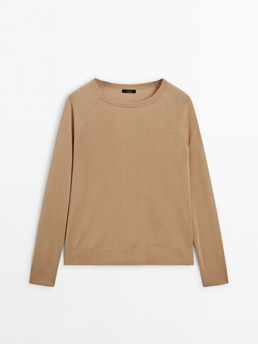 Fine knit sweater with a crew neck