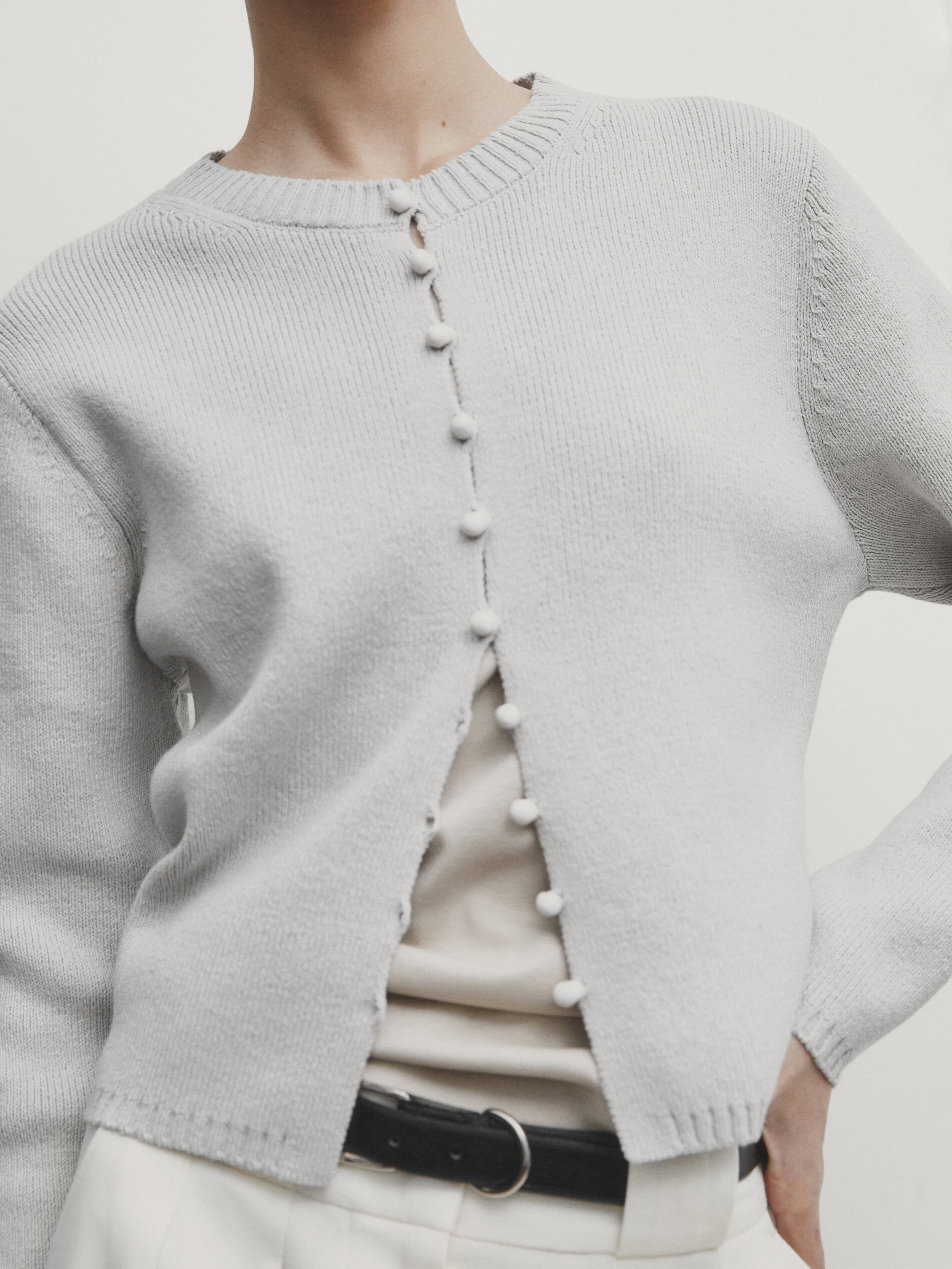 Cardigan in maglia con bottoni in ceramica · Pietra · Maglie E