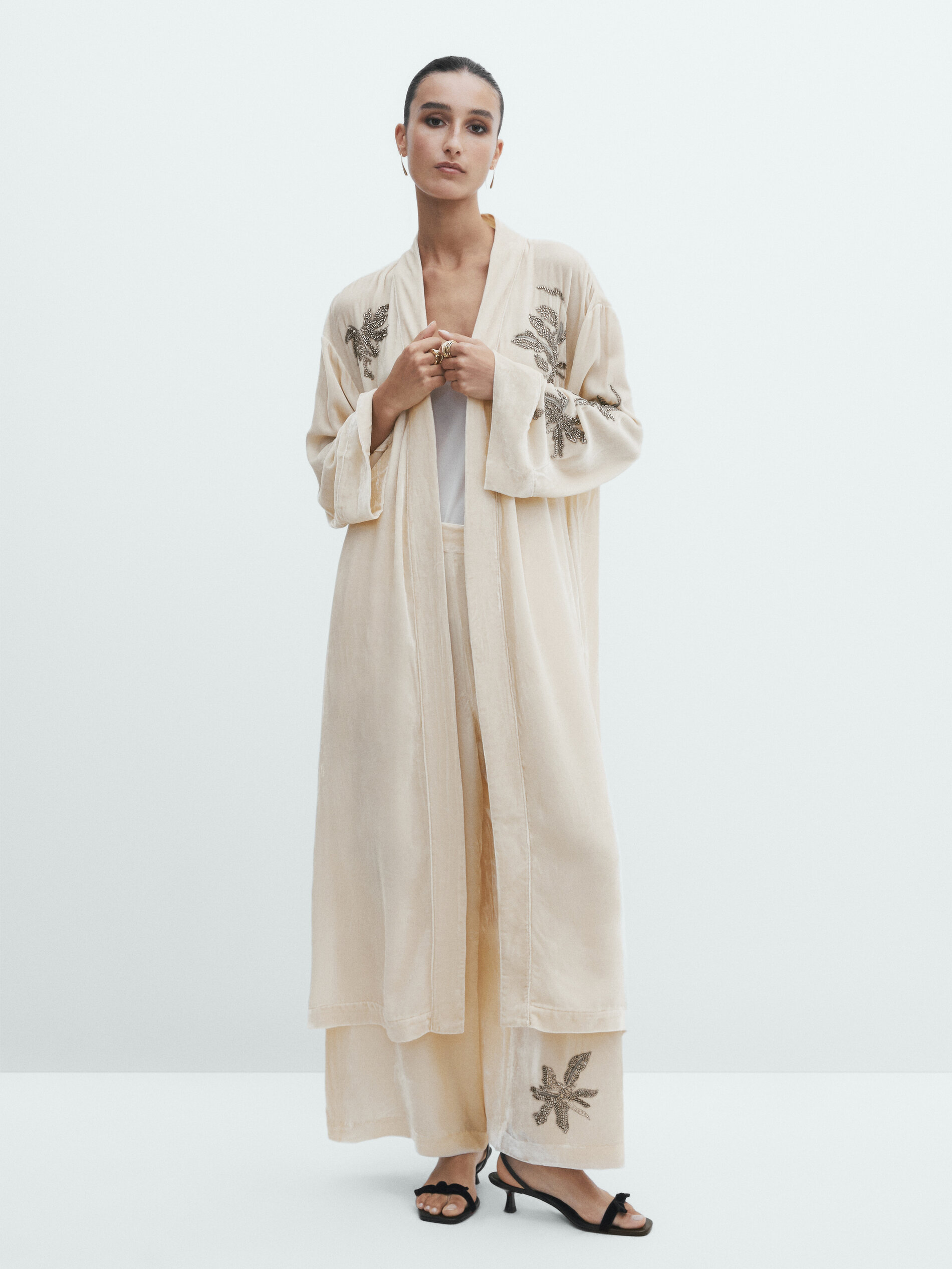 Velvet kimono with embroidered detail · Beige · Dressy Massimo Dutti