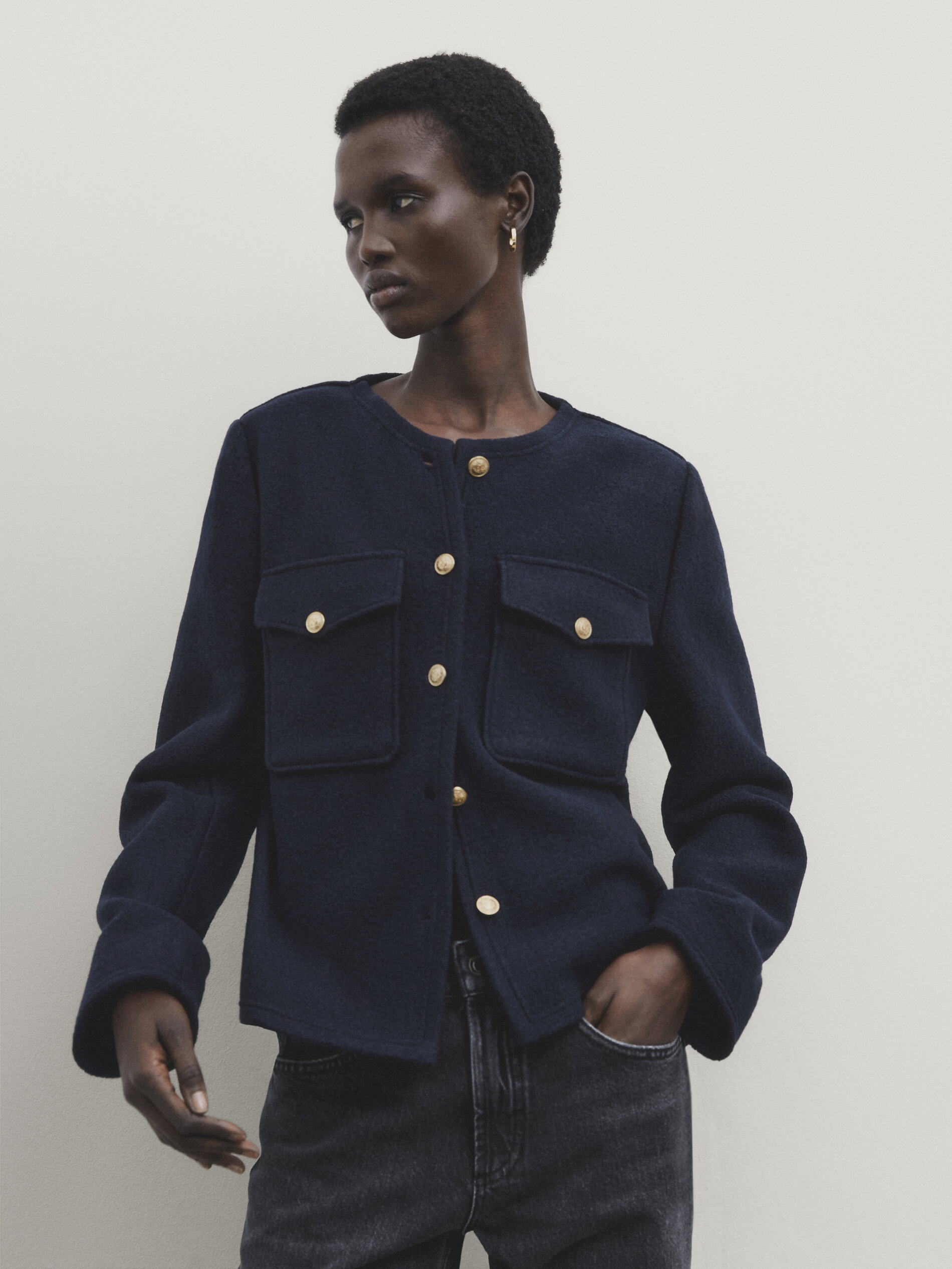 Kurze Jacke aus reiner Wolle mit Taschen · Marineblau 