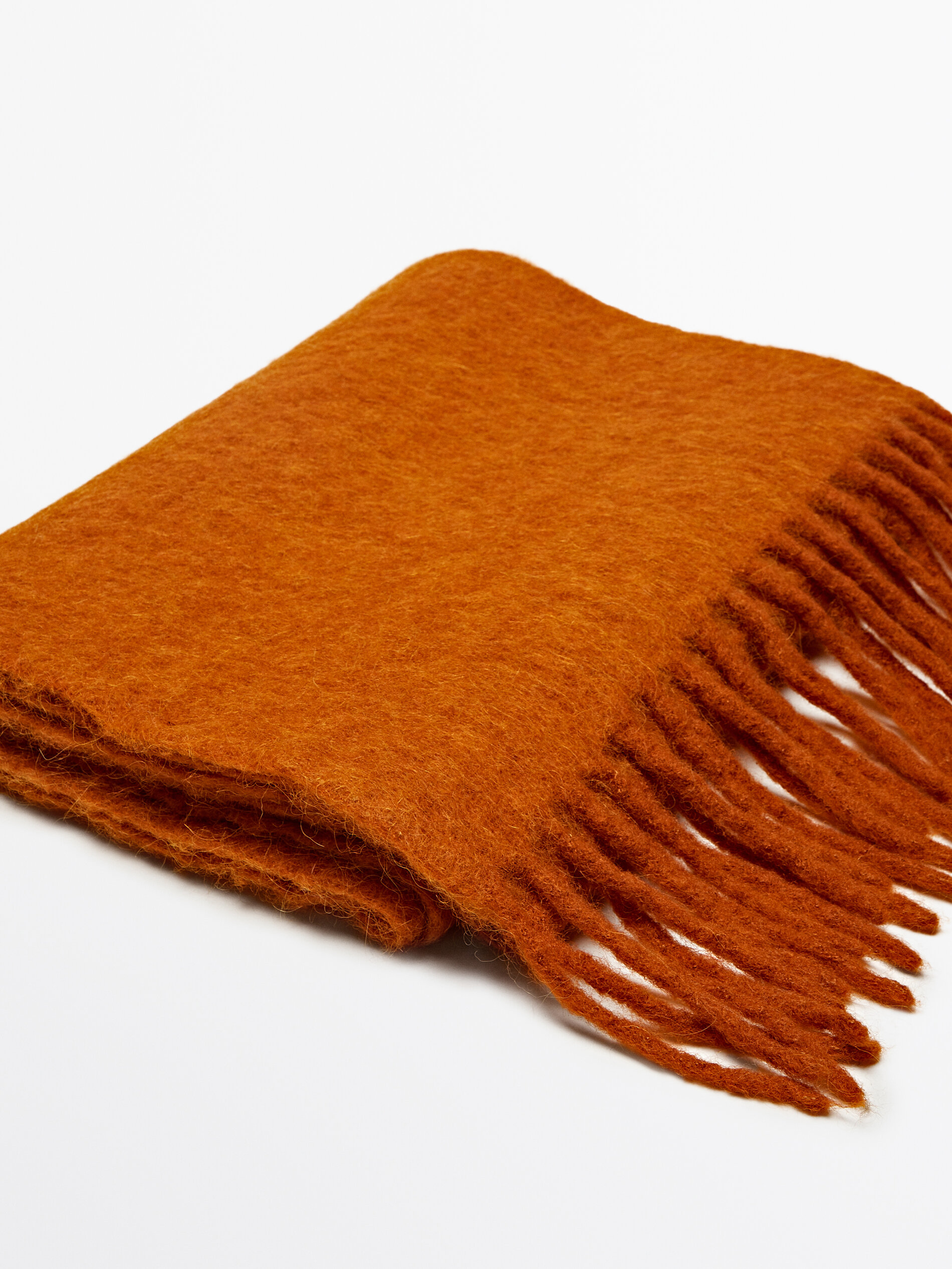 Bufanda con lana detalle flecos
