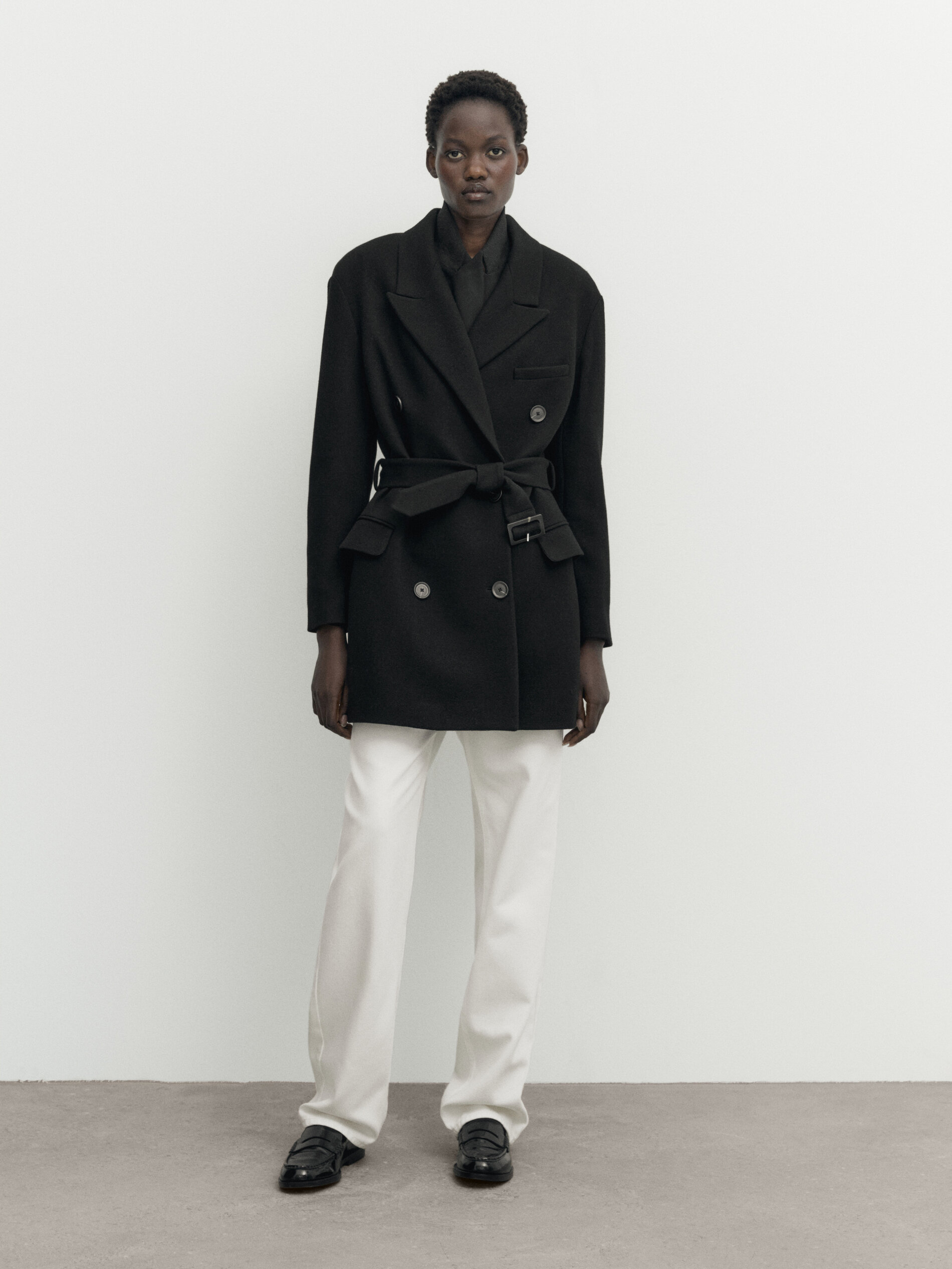 Langer Mantel aus reiner Wolle im Trench-Stil mit Gürtel · Schwarz 