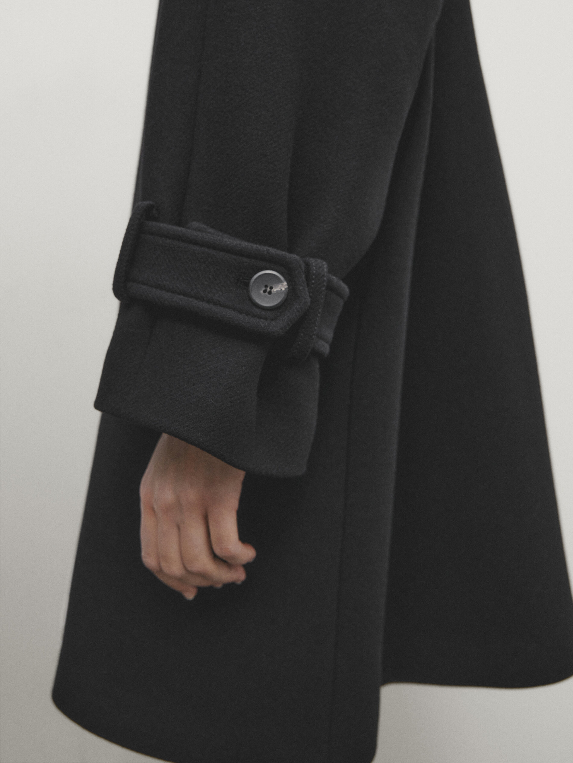 Abrigo negro mezcla lana efecto tabardo