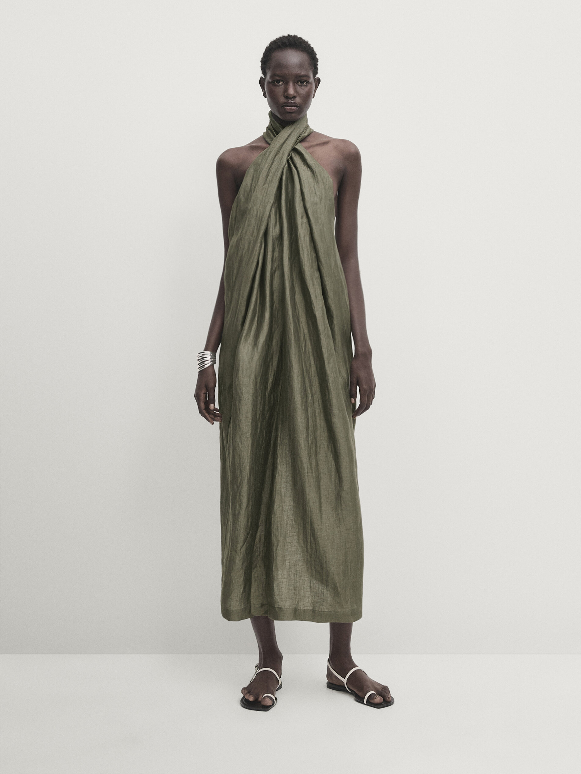 Neckholder-Kleid aus Leinenmischgewebe · Graugrün · Abendgarderobe  