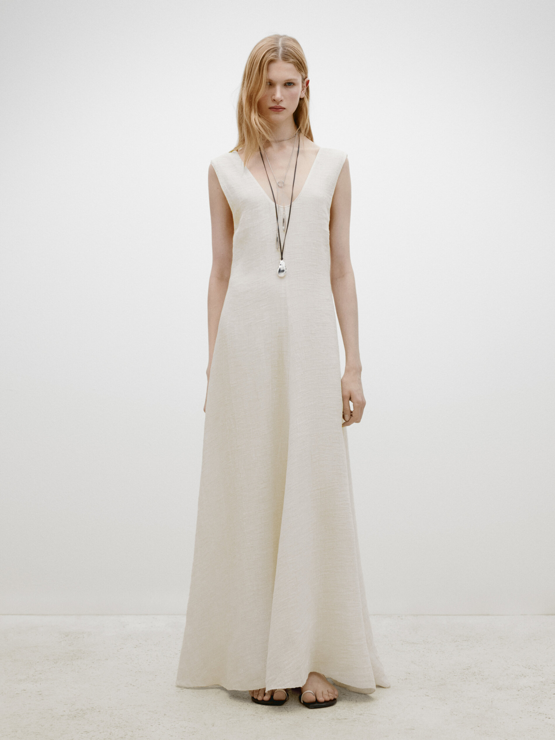 Long textured dress with V-neckline - Limited Edition · White · Smart /  Dresses And Jumpsuits | Massimo Dutti