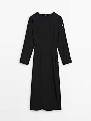 Midi obleka črne barve z detajlom gumbov ob strani